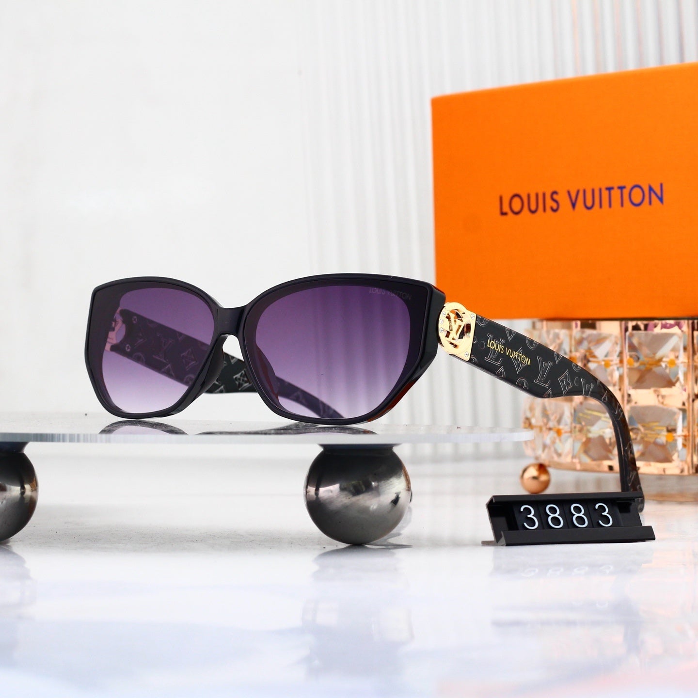 Louis vuitton V-Logo Oversized Sunglasses with Monogram Temples (Model 3883) Cat-Eye