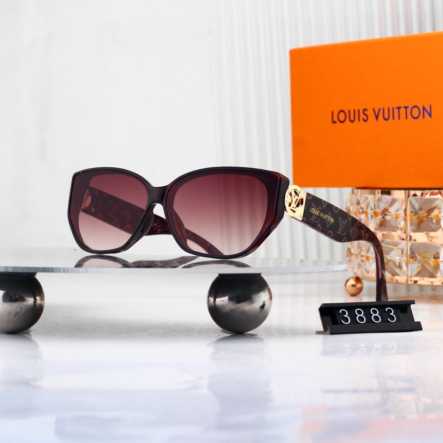 Louis vuitton V-Logo Oversized Sunglasses with Monogram Temples (Model 3883) Cat-Eye