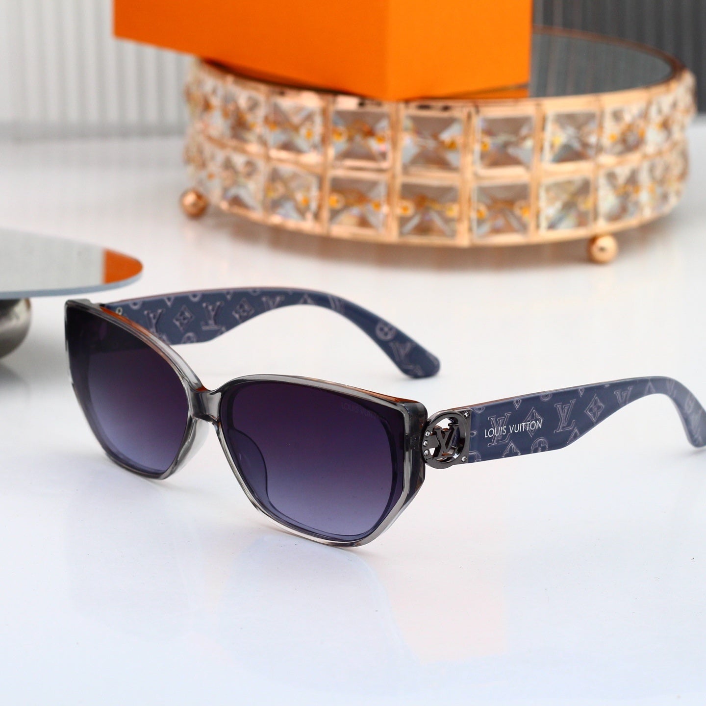 Louis vuitton V-Logo Oversized Sunglasses with Monogram Temples (Model 3883) Cat-Eye