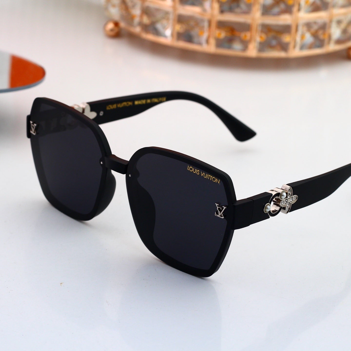 Louis vuitton Oversized Sunglasses with Diamond Flower  0915 Butterfly