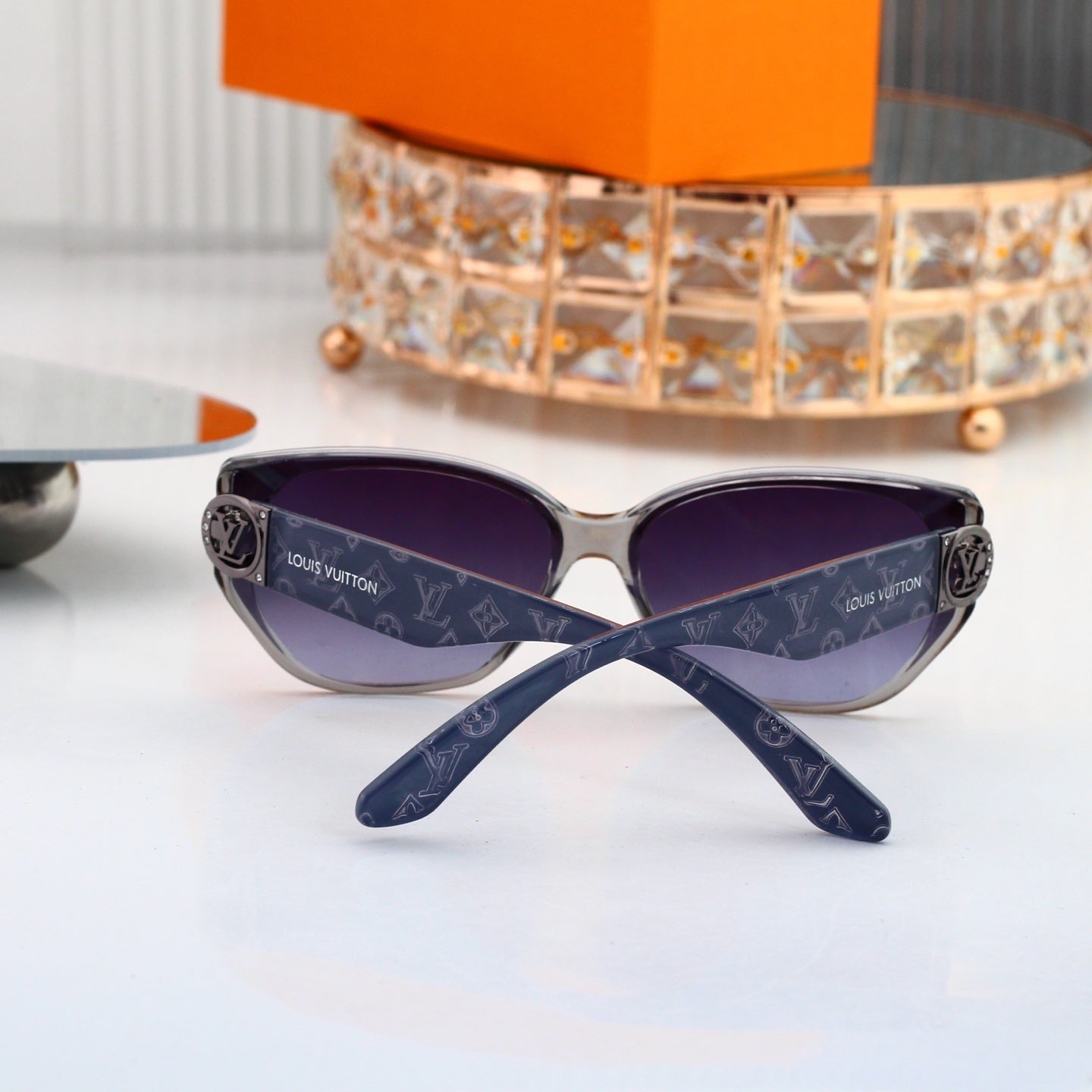 Louis vuitton V-Logo Oversized Sunglasses with Monogram Temples (Model 3883) Cat-Eye