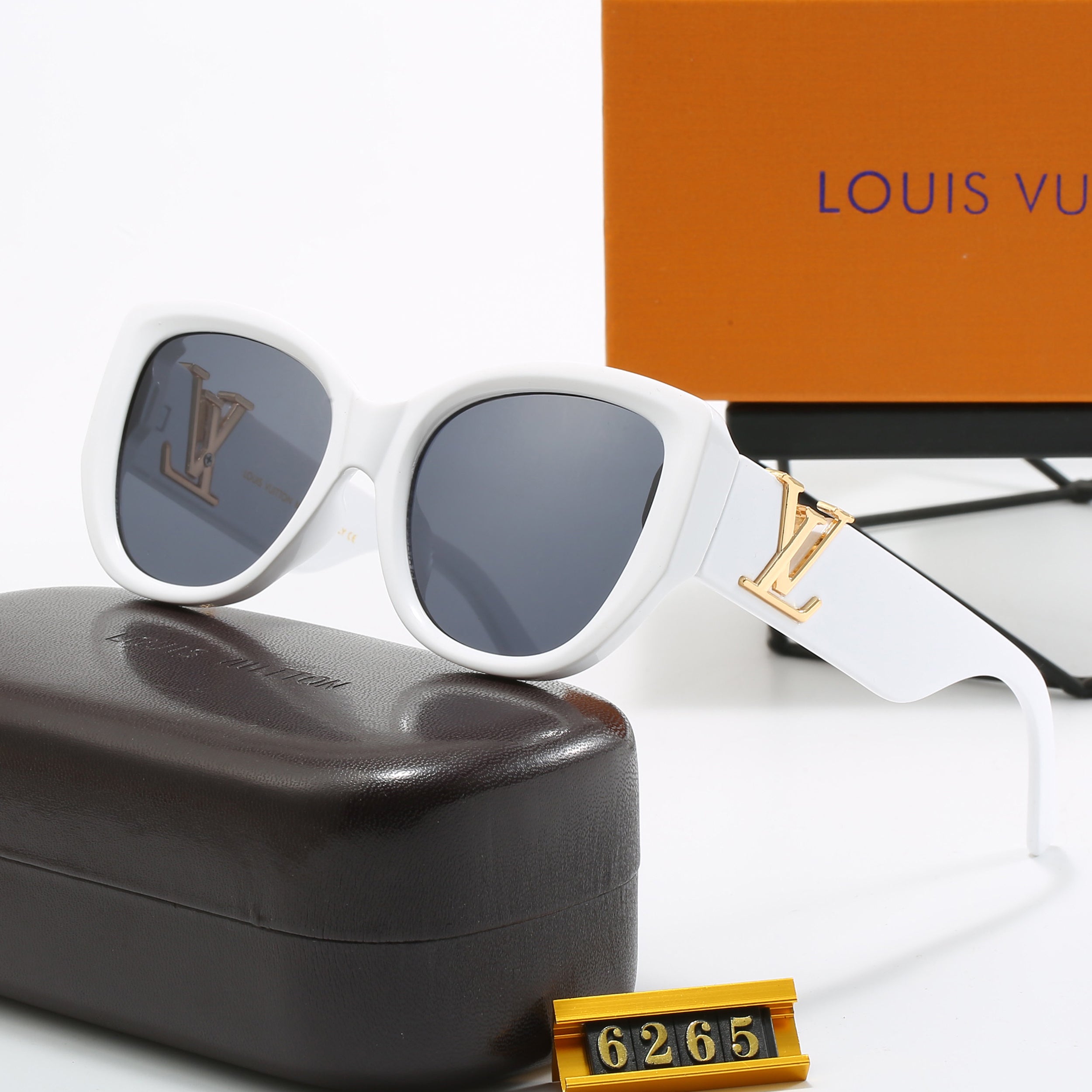 Louis vuitton Elegant Butterfly Bold Frame Sunglasses with Letter Detail (Model 6265) Butterfly